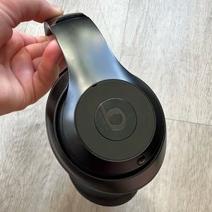 ⭐️BLACK BEATS STUDIO 3 WIRELESS HEADPHONES⭐️